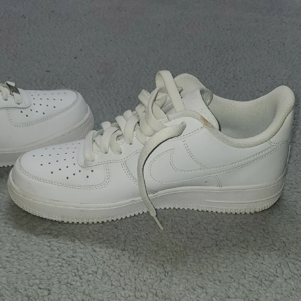 Nike Air Force 1 '07 'Triple White' Women's Size 7.5 DD8959-100 - Picture 8 of 9